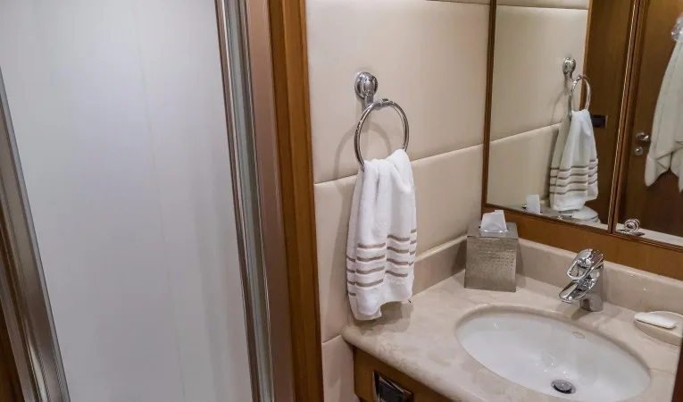 82 Monte Fino Guest head and shower