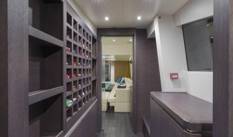 102 Cerri Cantieri Navali Lower helm entry