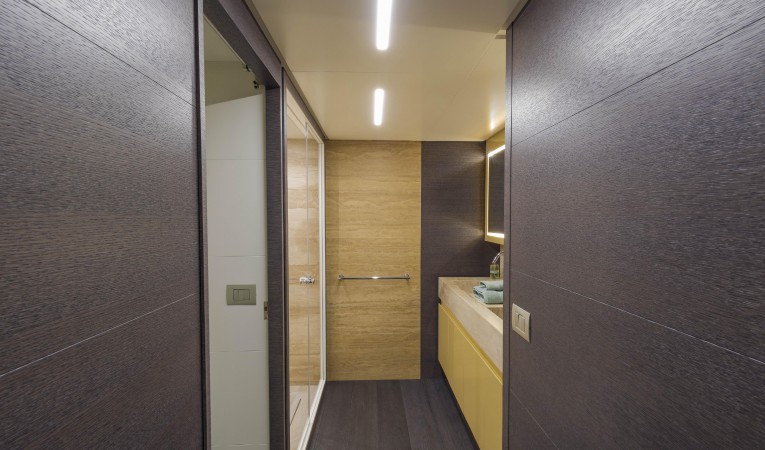 102 Cerri Cantieri Navali Master bath