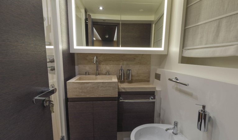 102 Cerri Cantieri Navali Guest bath