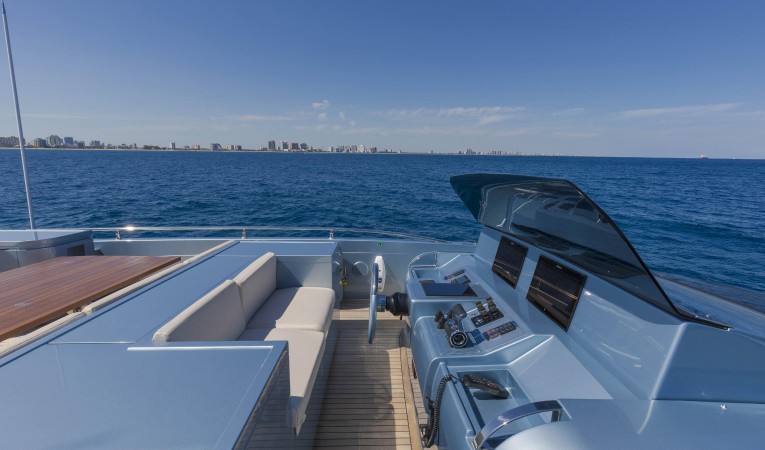 102 Cerri Cantieri Navali Flybridge helm