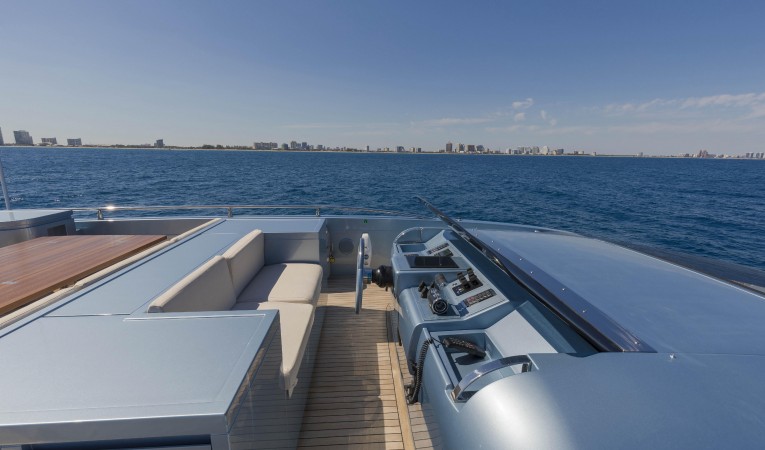 102 Cerri Cantieri Navali Flyrbridge helm