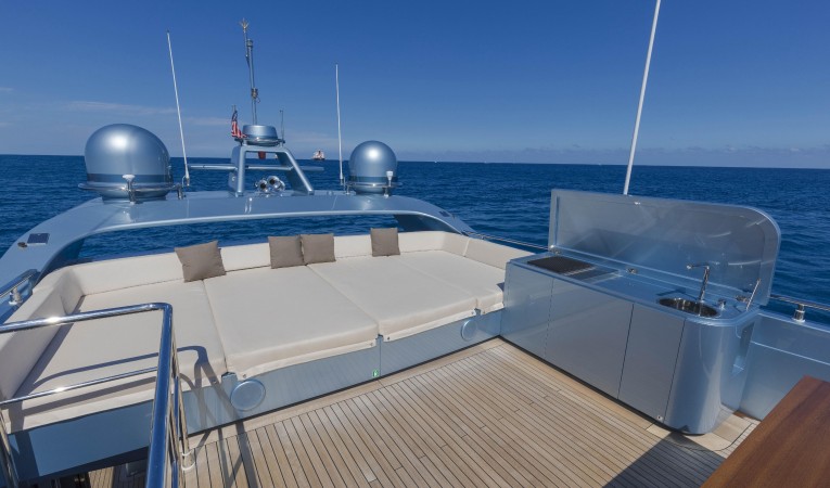 102 Cerri Cantieri Navali Flybridge grill, wetbar, sunpad