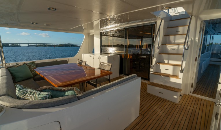 86 Outer Reef Yachts 