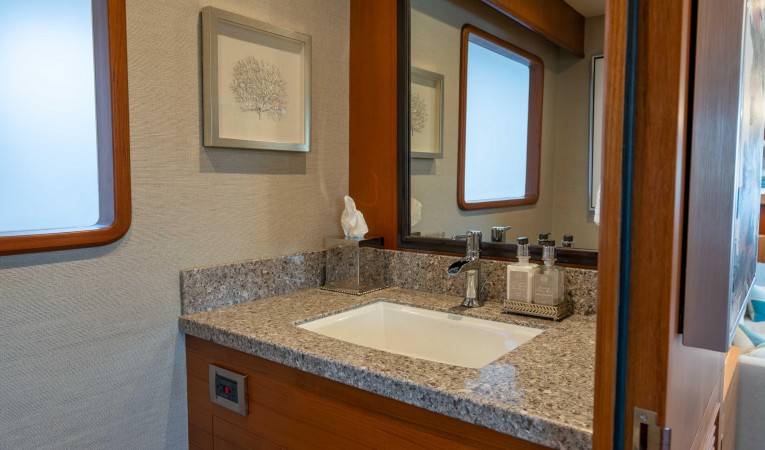 86 Outer Reef Yachts 