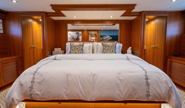 86 Outer Reef Yachts 