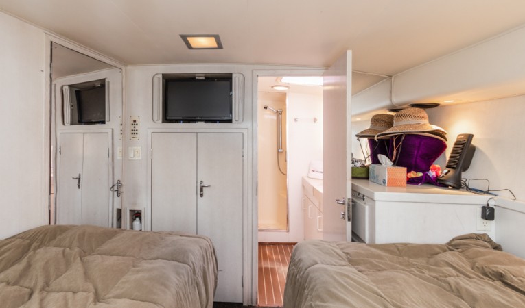 58 Hatteras Master stateroom