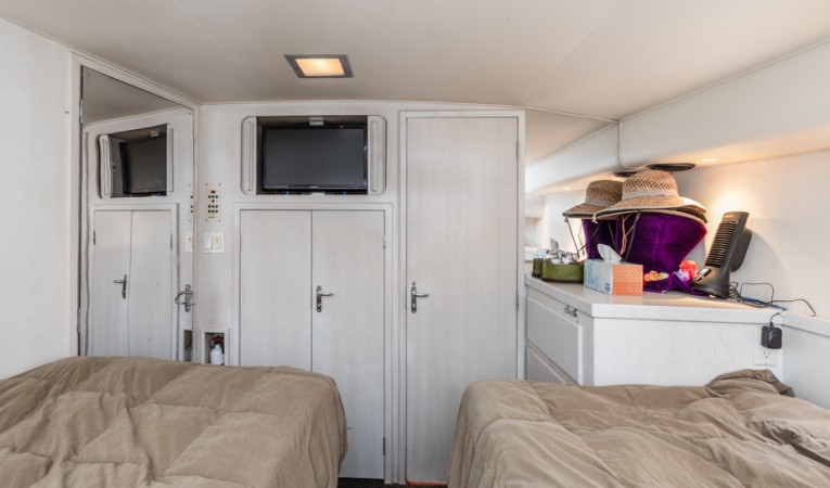 58 Hatteras Master stateroom