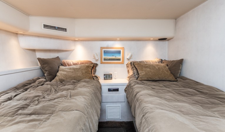 58 Hatteras Master berths