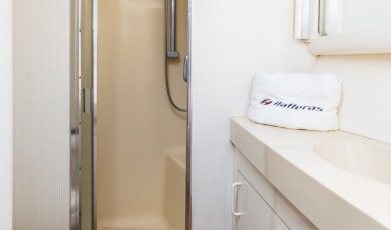 58 Hatteras Master Shower