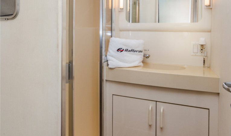 58 Hatteras Guest Head