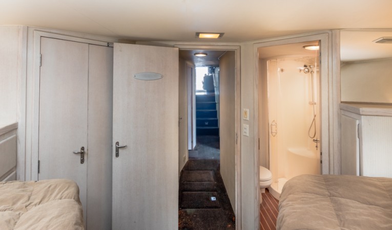 58 Hatteras Forepeak aft