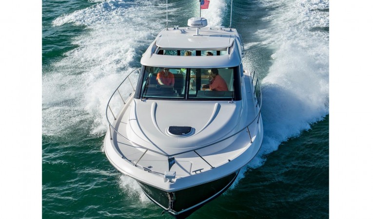 39 Tiara Bow Running