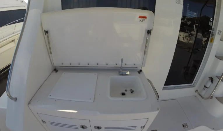 45 Silverton Cockpit Wet Bar