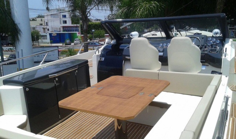 40 Absolute Dinette on cockpit