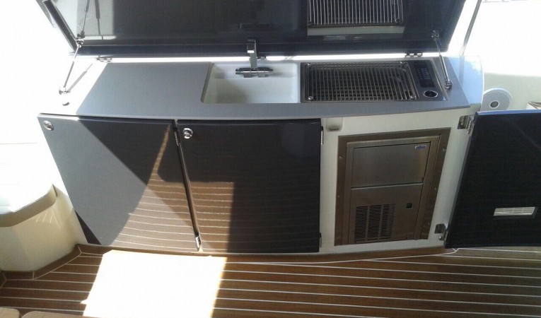 40 Absolute Cockpit bar with grill / refrigerator