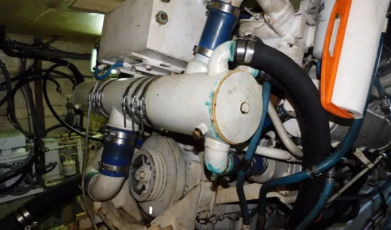 48 Hatteras Top Shelf