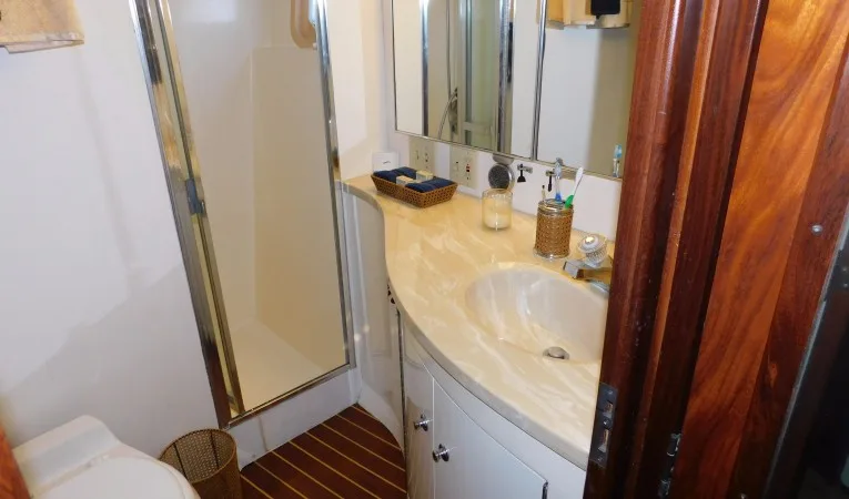 48 Hatteras Top Shelf