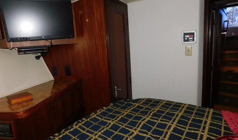 48 Hatteras Top Shelf