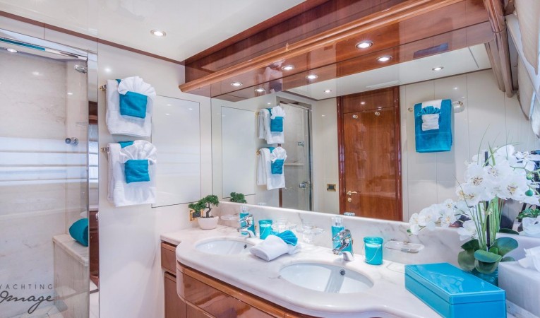 94 Ferretti Yachts Ensuite Head