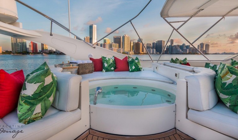 94 Ferretti Yachts Jacuzzi
