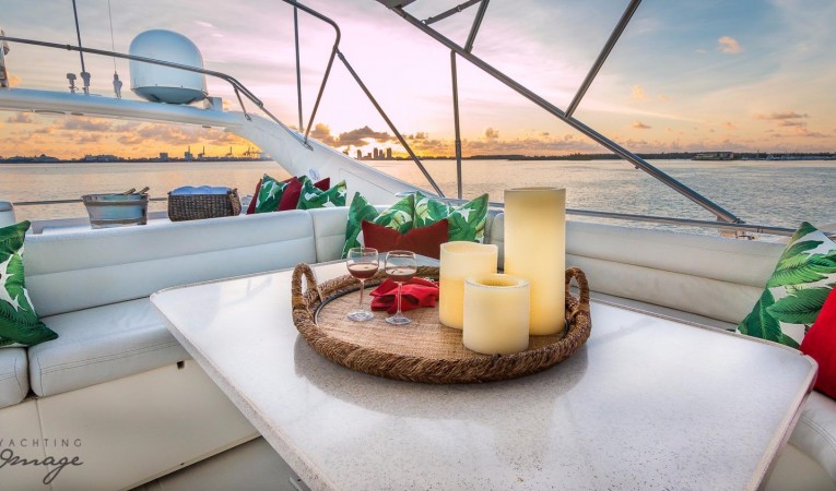 94 Ferretti Yachts Flybridge Seating