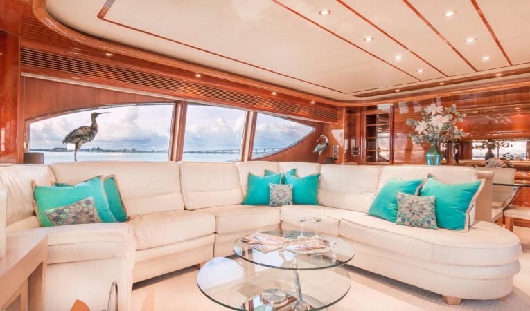 94 Ferretti Yachts Salon Port