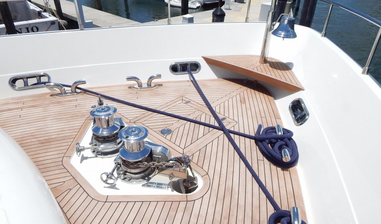 94 Ferretti Yachts Foredeck