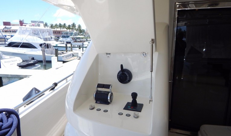 94 Ferretti Yachts Cockpit Controls
