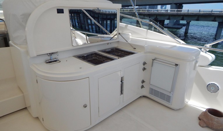 94 Ferretti Yachts Flybridge Wetbar