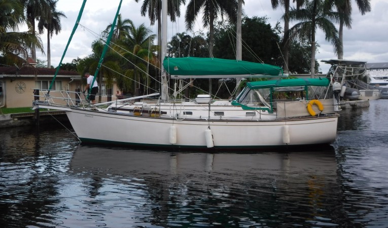 38 Island Packet AMORA II