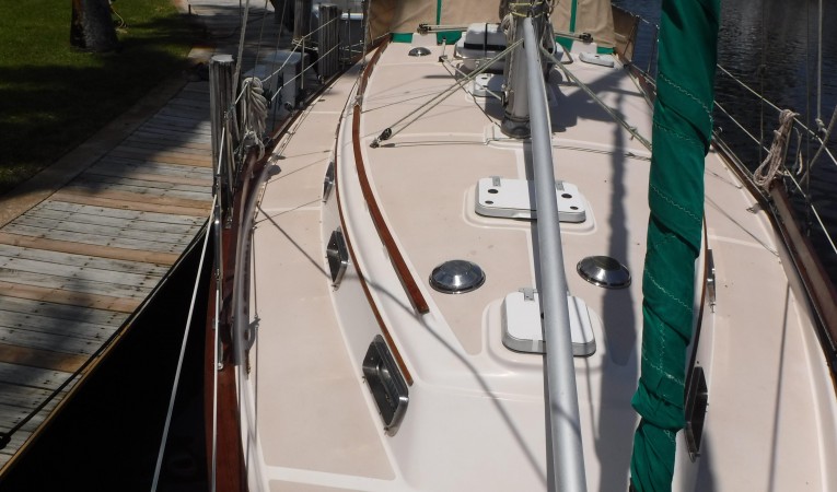 38 Island Packet AMORA II