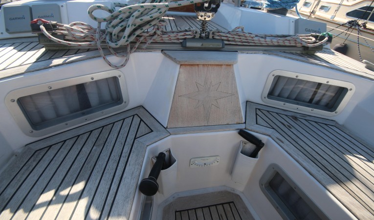 38 Baltic Cockpit with main sheet traveler