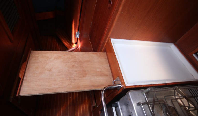 38 Baltic Retractable cutting board