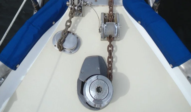 40 Cabo Rico Windlass / anchor rollers