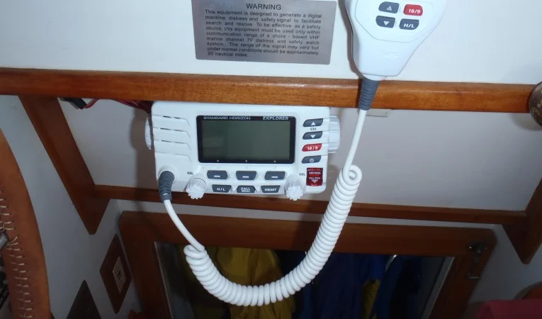 40 Cabo Rico VHF radio