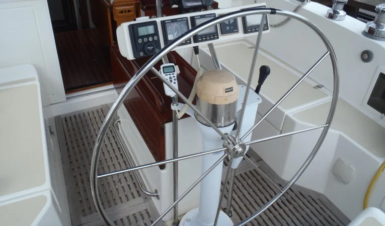 40 Cabo Rico Helm pedestal & wheel 3