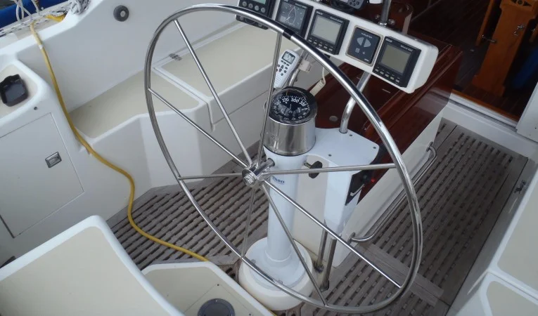 40 Cabo Rico Helm pedestal & wheel 2