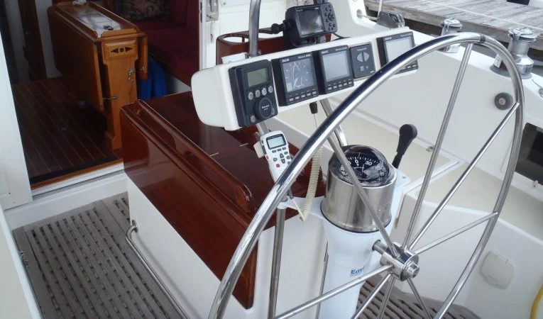 40 Cabo Rico Helm electronics