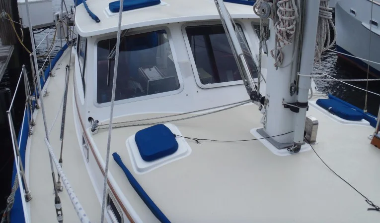 40 Cabo Rico Pilothouse windows
