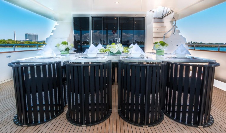 110 Horizon Aft Deck Dining