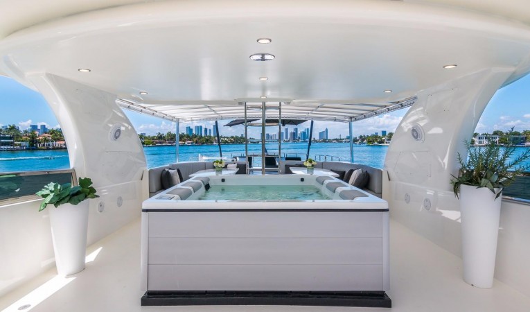 110 Horizon Flybridge Jacuzzi