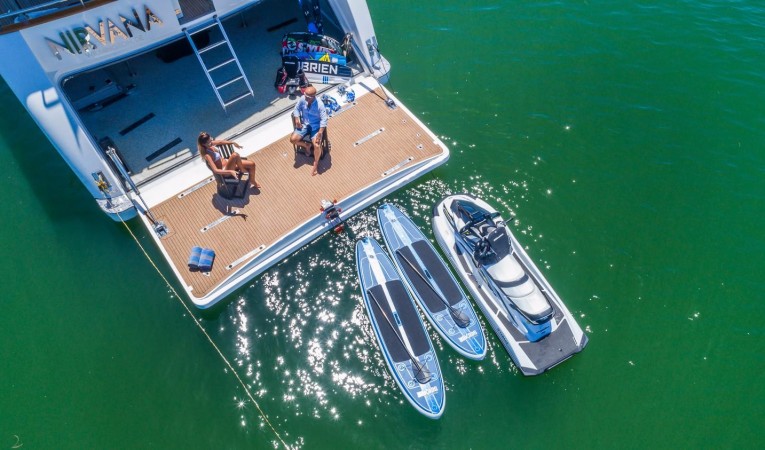 110 Horizon Stern / Toys