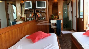 Dhoni Stella 2 Indian Ocean