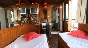 Dhoni Stella Indian Ocean