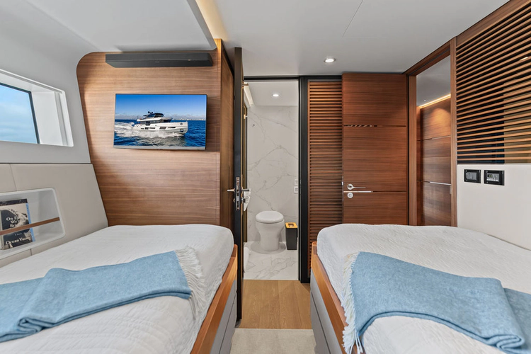 Reunion Yacht Photos Pics 