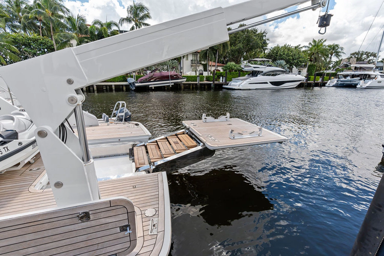 Reunion Yacht Photos Pics 