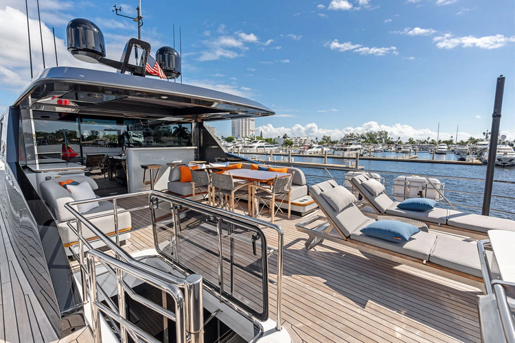 Reunion Yacht Photos Pics 
