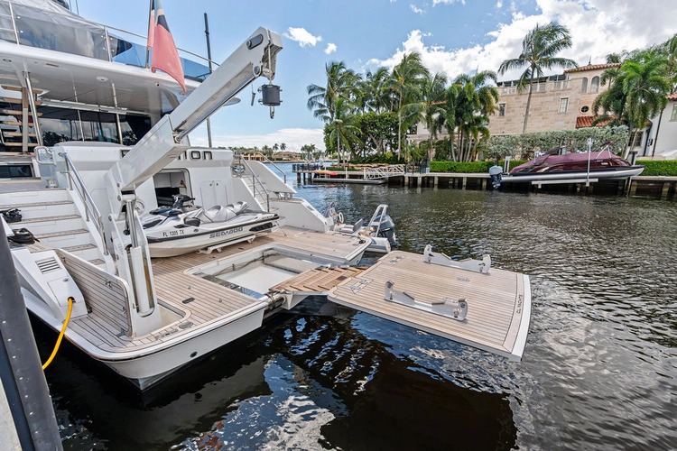 Reunion Yacht Photos Pics 