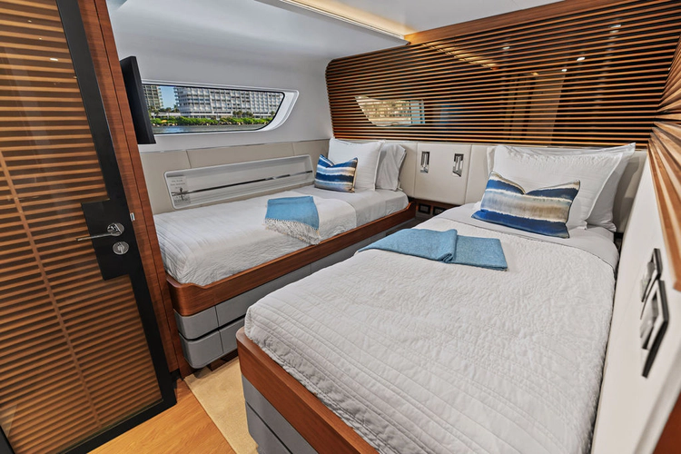Reunion Yacht Photos Pics 